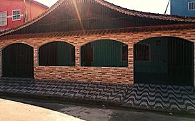 Casa para 14 pessoas a 700 m da praia com 4 dormitórios e churrasqueira